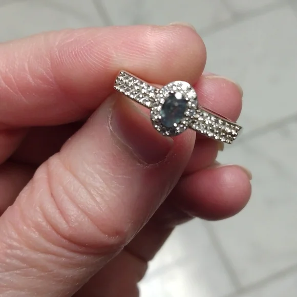 Stamped .925 Kagem Zambian Emerald and Diamond Ring. 2.91 Grams - Picture 4 of 4